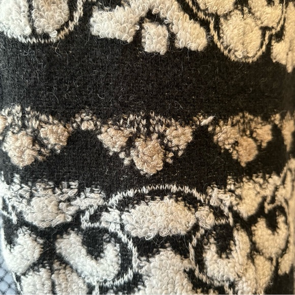 Black and Cream V-Neck Sweater / Belldini Size M - Picture 4 of 5